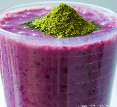 green_powder_in_smoothie