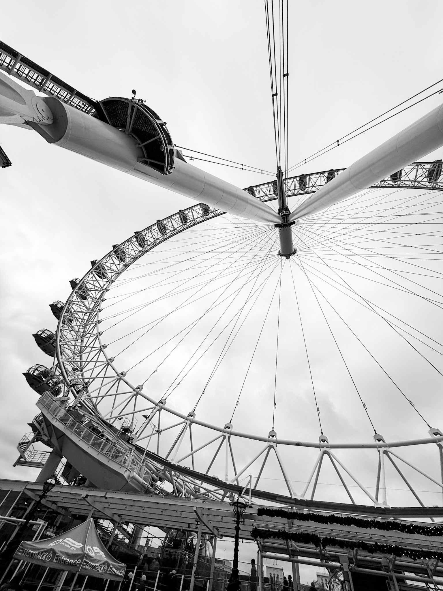 London eye from the base